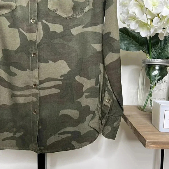 Jessica Simpson Camo Button Down - XS - Double Pocket - Soft - Green Long Sleeve - Picture 3 of 6